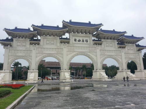 找寻、拼凑历史的碎片